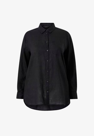 Schwarzes langärmliges Hemd mit Knöpfen, Kragen, Brusttasche und abgerundetem Saum, auf weißem Hintergrund dargestellt.