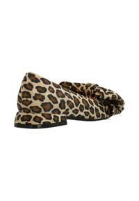 Leopard-print ballerina met een zachte, textuurstof van suede, ronde neus en geknoopte accentdetail aan de voorkant. Zwarte rubberen zool.