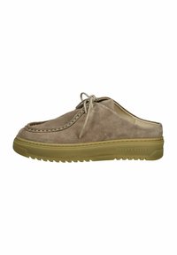 Chaussure slip-on en suède beige avec un bout arrondi, des lacets beiges et une semelle en caoutchouc texturée. Présente un logo en relief sur le talon.