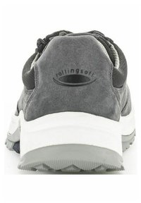 Graue Wildleder-Sneaker mit Mesh-Details, einer weißen Zwischensohle und einer strukturierten Gummisohle. Verfügt über ein Logo an der Ferse und eine abgerundete Form.