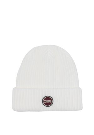Biała dziana czapka beanie z prążkowaną teksturą i podwiniętym mankietem. Posiada okrągłą bordową metkę z logo z napisem "COLMAR".