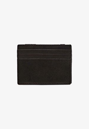 Porte-cartes en cuir noir avec quatre poches pour cartes, texture lisse et détails de couture contrastante le long des bords. Design rectangulaire compact.