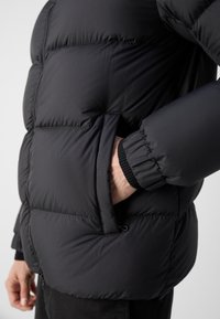 Thumbnail Image 9