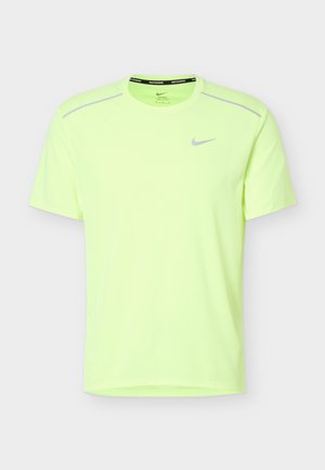Neonsko rumena kratka majica za tek Nike z okroglim izrezom, odsevnimi črtami na ramenih in majhnim sivim logotipom Nike na levi strani prsnega koša.
