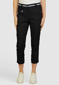 Zwarte cropped broek van een gladde stof, met voorzakken met rits, een riem met lichtblauwe strepen, en een getailleerd ontwerp.