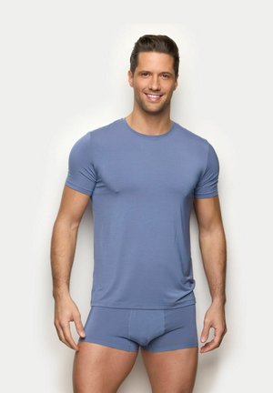 Blaues kurzärmeliges T-Shirt aus glattem Stoff, kombiniert mit passenden, eng anliegenden Boxershorts. Schlichtes Design mit klassischem Rundhalsausschnitt.