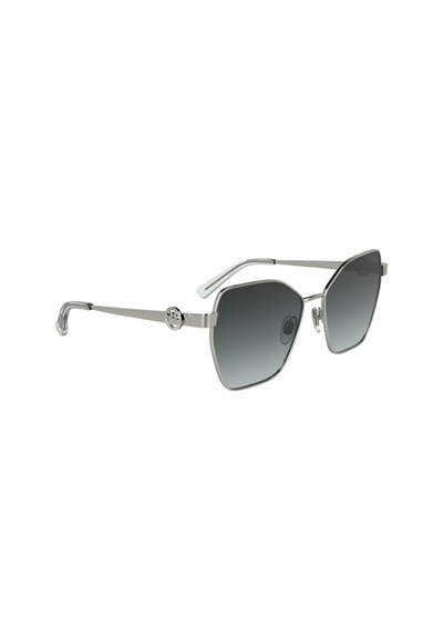 Lunettes de soleil en métal argenté avec une monture géométrique hexagonale et des verres dégradés foncés. Présente un subtil détail de logo sur les branches. Design léger.