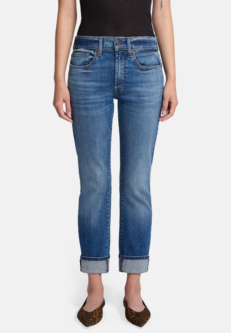 Niebieskie dżinsy o prostym kroju, ze podwiniętymi nogawkami, pięcioma kieszeniami i średnim stanem. Materiał jest gładki z lekkim wybawieniem.