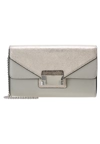 Šedá a stříbrná obdélníková kabelka typu clutch s metalickou klopou, stříbrným řetízkovým popruhem a obdélníkovým stříbrným uzávěrem vpředu.