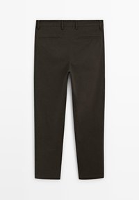 Pantalon marron foncé sur mesure avec passants de ceinture et deux poches passepoilées à l'arrière, présenté à plat sur un fond blanc.