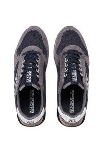 Zapatillas deportivas en gris y azul marino que presentan materiales de malla y ante, acentos texturizados, y un talón blanco con la marca en la lengüeta.