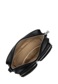 Borsa in pelle nera con chiusura zip e due scomparti laterali, caratterizzata da una texture liscia e foderata internamente in beige.
