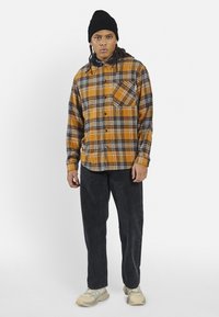 Redefined Rebel DALLAS SHIRT HOOD REGULAR FIT PLUS - Camisa - inca gold