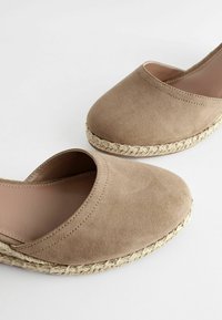 Next FOREVER COMFORT CLOSED TOE -REGULAR FIT - Pumps med kilklack - sand