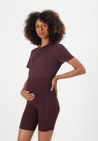 Conjunto de treino para grávidas em bordeaux profundo, com uma blusa de mangas curtas e calções de bicicleta ajustados, com bolso lateral e design sem costuras.