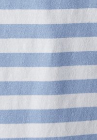 Pealdis pehmeast kangast horisontaalsete hele siniste ja valgete triipudega, mis näitab tekstuuri ja kudumismustrit.