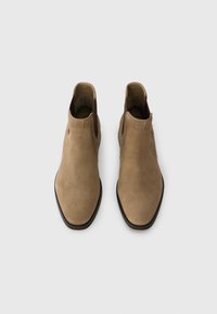 Kohvitaskedest nahast ankle boots, mandli kujuga varvas, külgmised lõiked ja silmadega detailid. Sile tekstuur ja peened värvide variatsioonid.