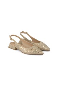 Chaussures slingback beiges à bout pointu, ornées de motifs découpés, d'accents métalliques et d'un petit talon carré. Texture en cuir lisse.