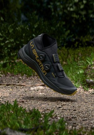 La Sportiva JACKAL II - Pārgājienu apavi - black/savana