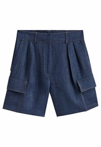 Short cargo en denim bleu foncé avec poches à rabats latérales, passants de ceinture et plis sur le devant, présenté sur fond blanc.