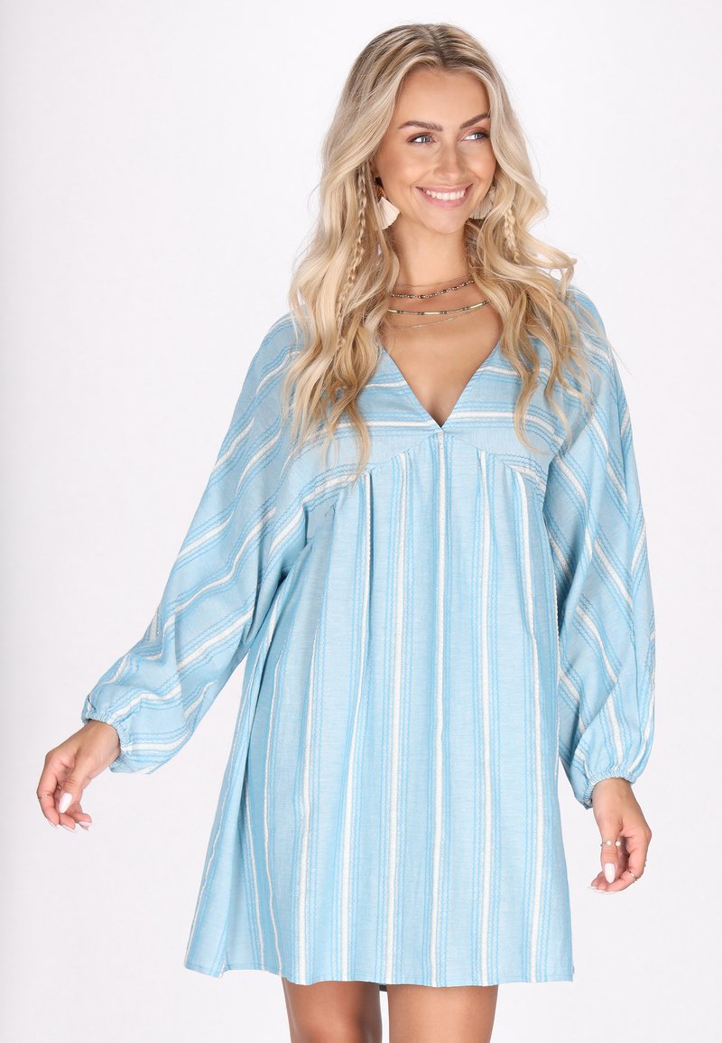 Rochie bleu deschis cu manșete lungi tip puff, decolteu în V și dungi verticale albe. Material moale cu o siluetă lejeră și pliseuri.