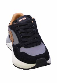 Sneaker con una combinazione di suede nero, materiale sintetico grigio e un accento in pelle marrone. Lacci piatti e suola ammortizzata.