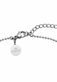 Zilveren metalen armband met een karabijnsluiting, een ronde tag gegraveerd met "PURELEI," en ronde kralen die verspreid langs de ketting zijn.