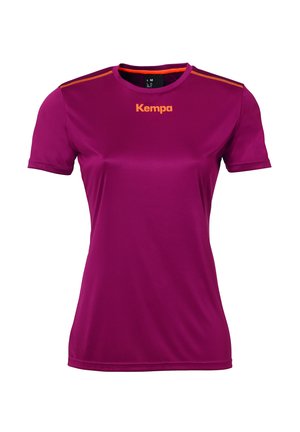 Magenta sport t-shirt van gladde, lichte stof. Heeft een ronde halslijn en contrasterende oranje accenten op de schouders.