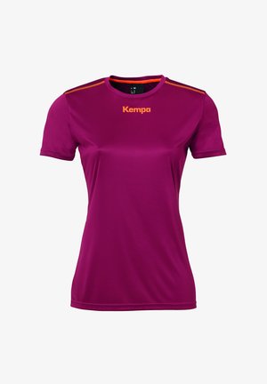 Magenta atletisk t-shirt fremstillet af glat, letvægtsstof. Har en rund hals og kontrasterende orange detaljer på skuldrene.