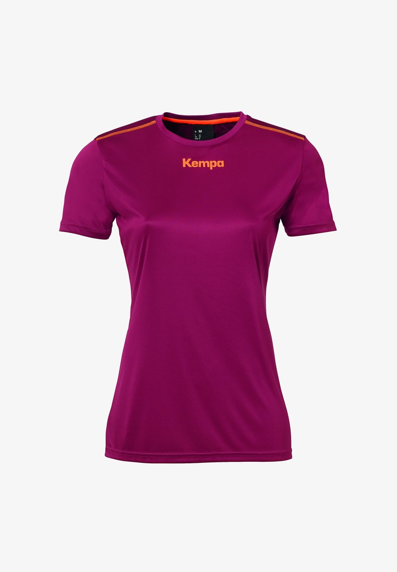 Magenta sport t-shirt van gladde, lichte stof. Heeft een ronde halslijn en contrasterende oranje accenten op de schouders.