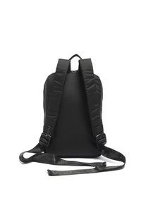 Zaino nero con tessuto testurizzato, spallacci imbottiti e due fibbie regolabili. Presenta una cerniera superiore e un design con fondo piatto.