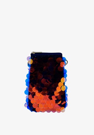 En lynlåspose har cirkulære pailletter i gradient nuancer fra orange til blå, med en mørk bund og et sølvfarvet hardwareaccent.