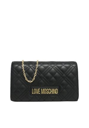 Clutch de cuero negro acolchado con cadena dorada y letras doradas "LOVE MOSCHINO" en el panel frontal.