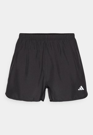 Černé sportovní šortky vyrobené z lehkého materiálu. Mají elastický pas a bílé logo v dolním levém rohu. Hladká textura.