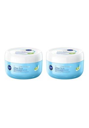 Zwei blaue und weiße Dosen der NIVEA Sun Intensive After Sun Creme mit Aloe Vera und Sheabutter nebeneinander auf weißem Hintergrund.