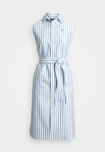 Vestido de camisa sin mangas en rayas azul claro y blanco, con botones en el frente, cuello y un cinturón atado en la cintura para un ajuste ceñido.