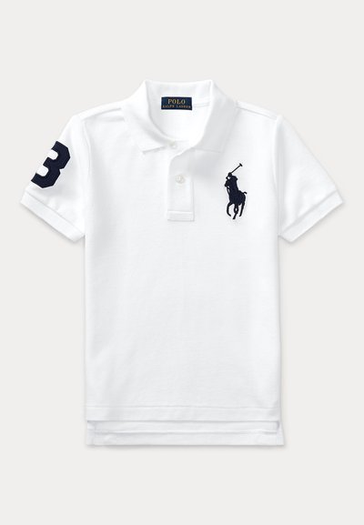 Chemise blanche Polo Ralph Lauren à manches courtes avec un logo joueur de polo bleu marine sur la poitrine et un écusson numéro 3 sur la manche droite.