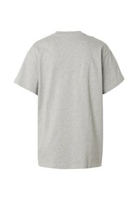 T-shirt gris clair uni à manches courtes, vu de dos, avec un col rond et une coupe décontractée sur fond blanc.