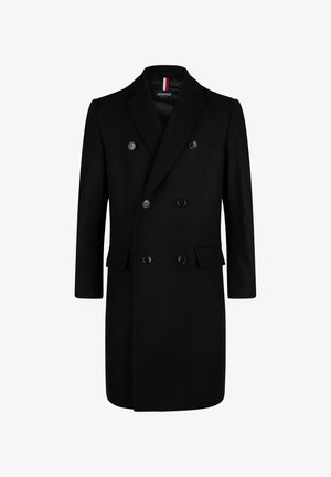 Manteau pour homme noir croisé à six boutons, avec des revers à cran, des poches à rabat et un détail de sangle intérieure rouge-blanc-noir.