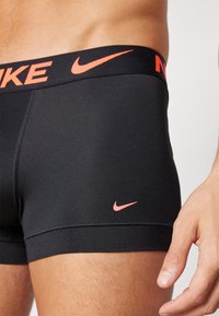 Nike Underwear ESSENTIAL TRUNK 3 PACK - Ozke boksarice - black-volt/hot punch/hyper royal