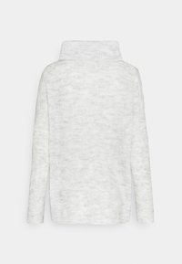 Suéter gris claro con cuello alto, mangas largas y un patrón de punto texturizado; vista trasera que muestra un ajuste relajado con un dobladillo recto.