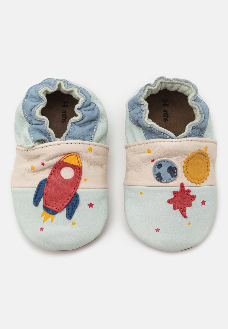 Myke lærbaby sko med et lys blått og beige design. Har fargerike applikasjoner av raketter, planeter og stjerner, samt elastiske mansjetter.