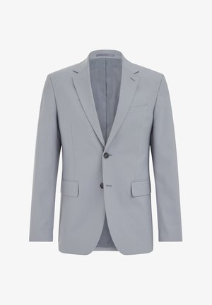 Sacou bărbătesc gri deschis cu revera cu crestătură, două nasturi frontali, buzunare cu clapetă și un buzunar la piept, afișat pe un fundal alb.