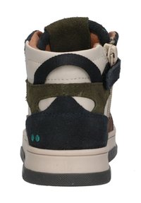 Hoge sneakers met een mix van beige, groen, bruin en zwarte suede. Voorzien van een gewatteerde kraag, klittenbandsluiting en gestreepte accenten.