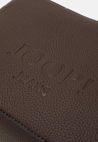 JOOP! Jeans LETTERA CLOE LETTERA CLOE SHOULDER - Borsa a tracolla - darkbrown