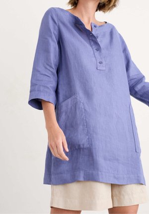 Fioletowa lniana tunika z okrągłym dekoltem, rękawami do łokcia, dwoma bocznymi kieszeniami i guzikami z przodu.