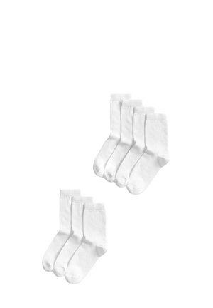 Witte katoenen sokken in twee groepen: een set met vijf paar en een tweede set met drie paar. Elk paar heeft een ribbelrandontwerp.