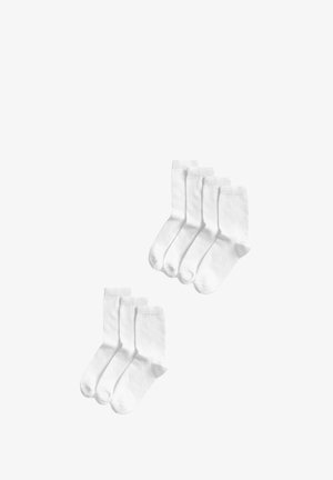 Witte katoenen sokken in twee groepen: een set met vijf paar en een tweede set met drie paar. Elk paar heeft een ribbelrandontwerp.