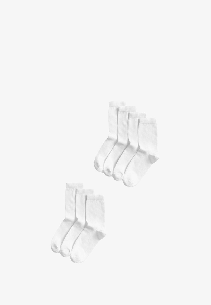 Hvide bomuldsstrømper i to grupper: en sæt med fem par, og et andet sæt med tre par. Hvert par har et ribbet manchetdesign.