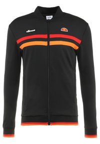 Svart zip-up jacka med röda och orange ränder över bröstet och ärmsluten, med ellesse-logotyper på framdelen.
